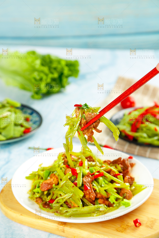 盘子里装着扁豆炒肉