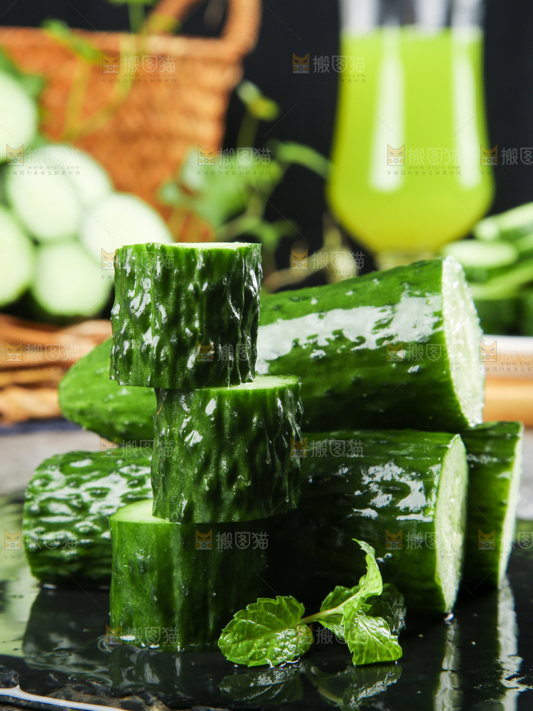 黑底上放着黄瓜