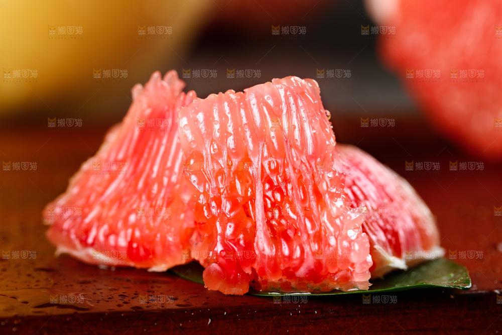 木底上摆放着红心柚子