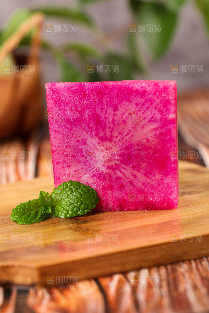 木底上放着红心萝卜