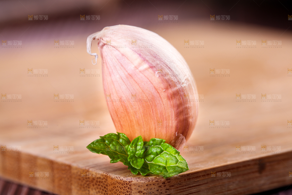木底上摆放着大蒜