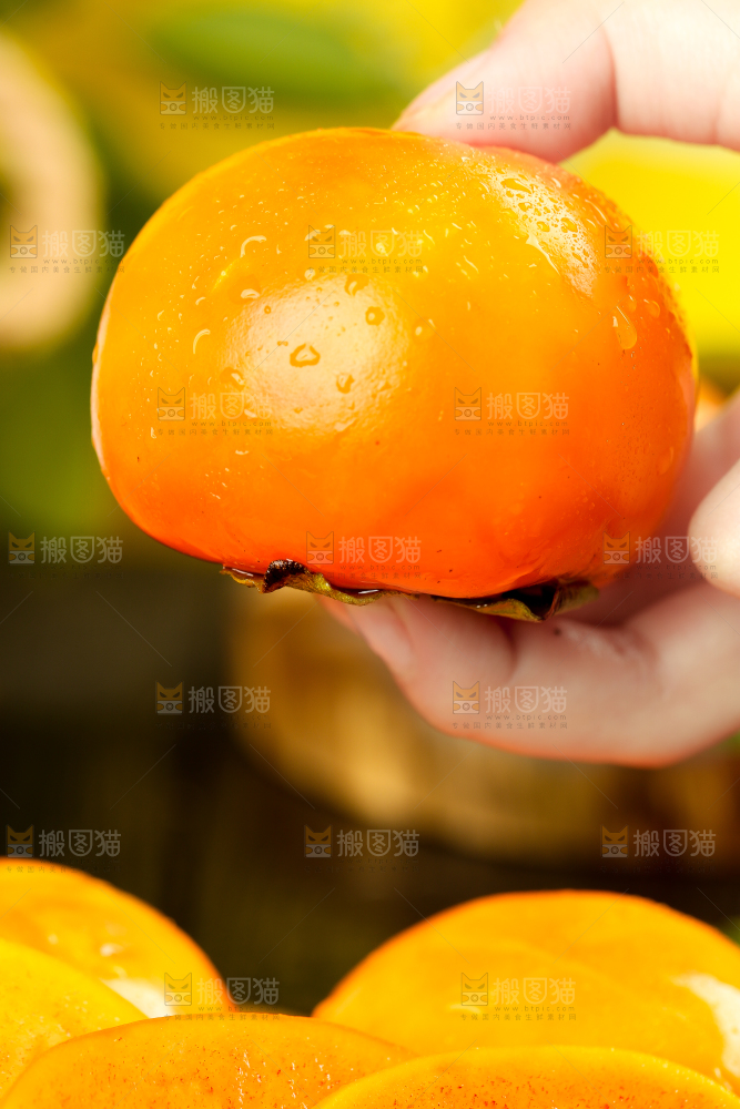 手里拿着柿子