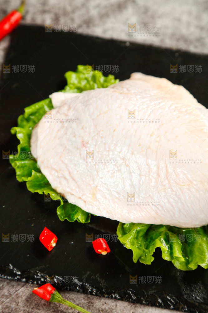 盘子里装着鸡腿