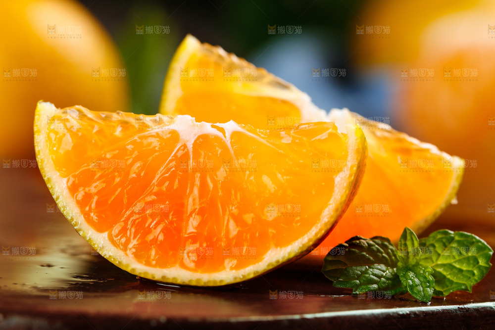 深底上摆放着橘子