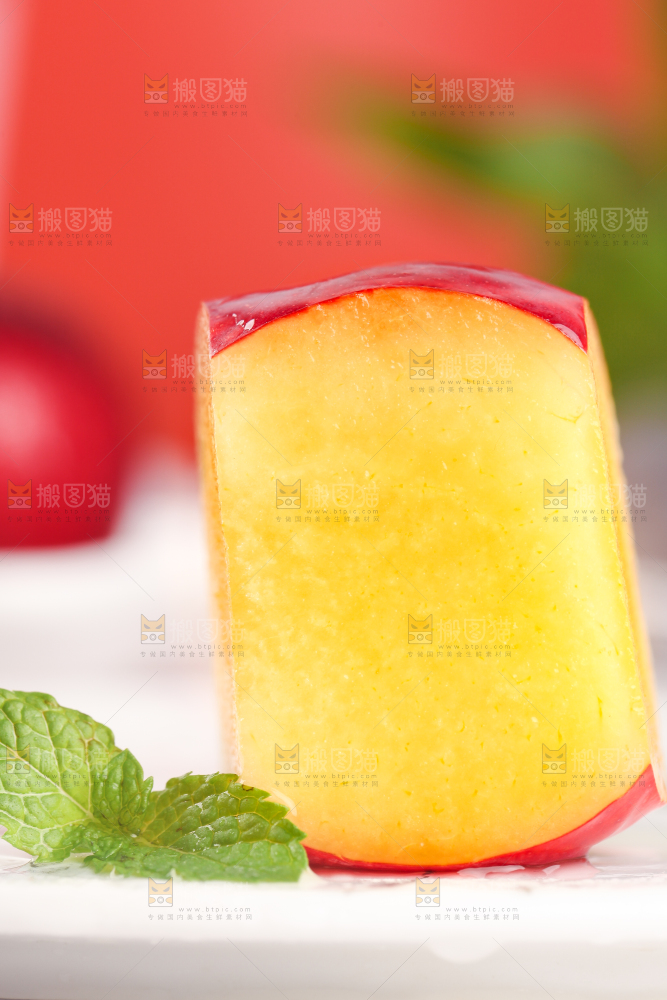 浅底上摆放着李子