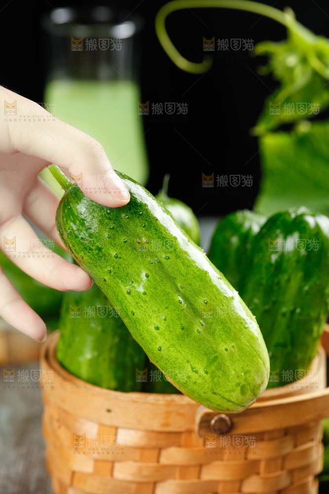 篮子里放着青瓜