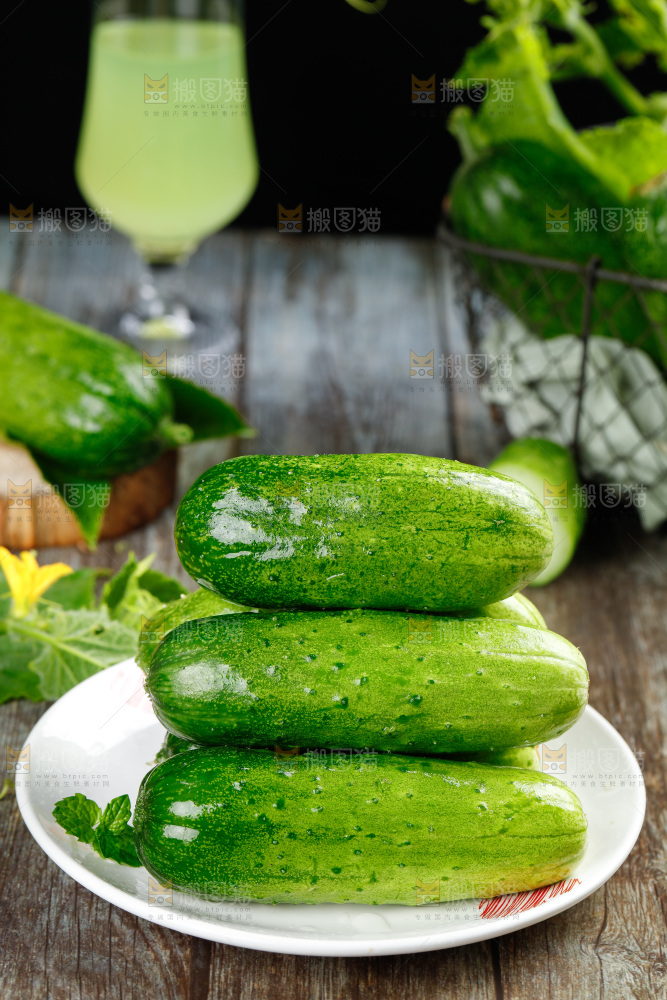 盘子里放着黄瓜
