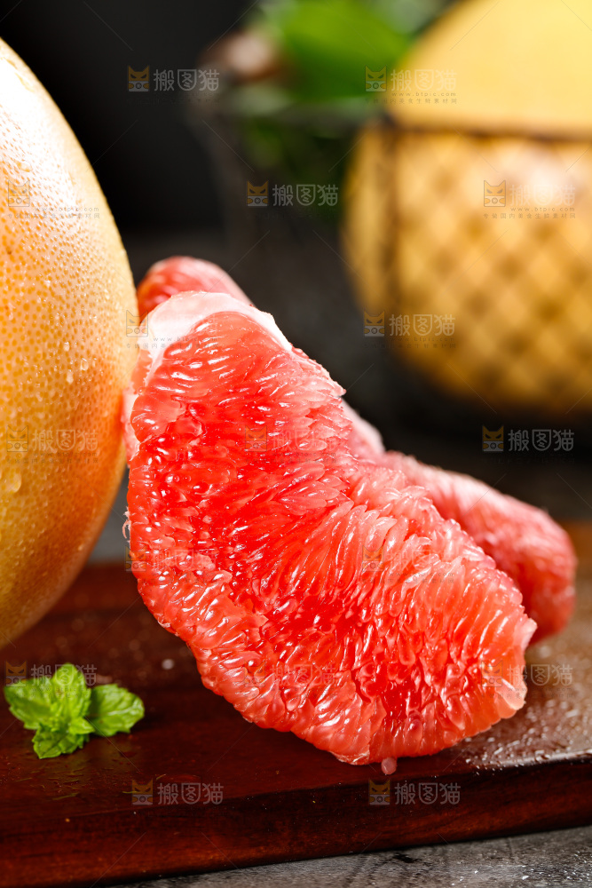 木底上摆放着红心柚子