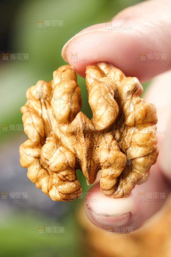手里拿着核桃