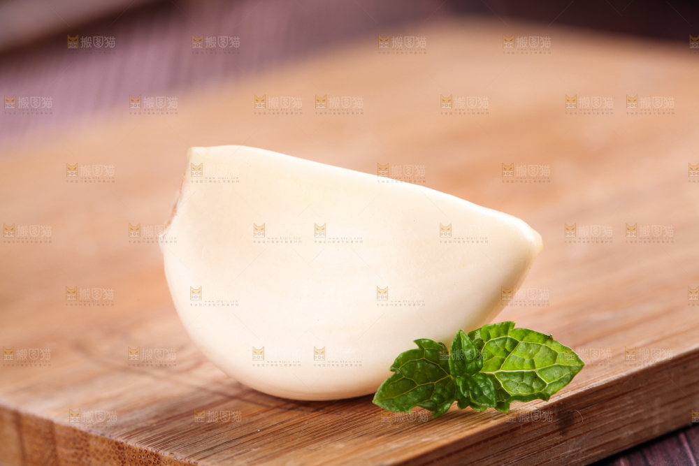 木底上摆放着大蒜