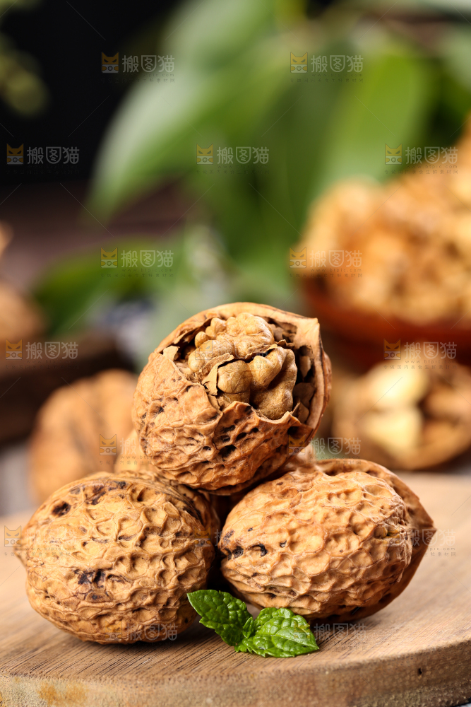 木底上摆放着大核桃