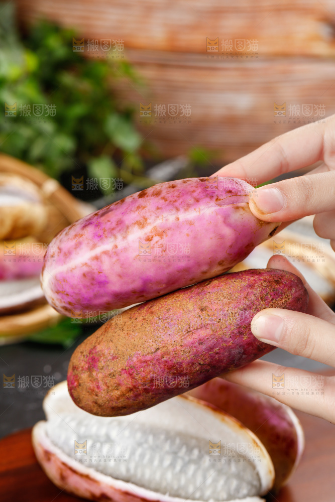 手里拿着八月炸