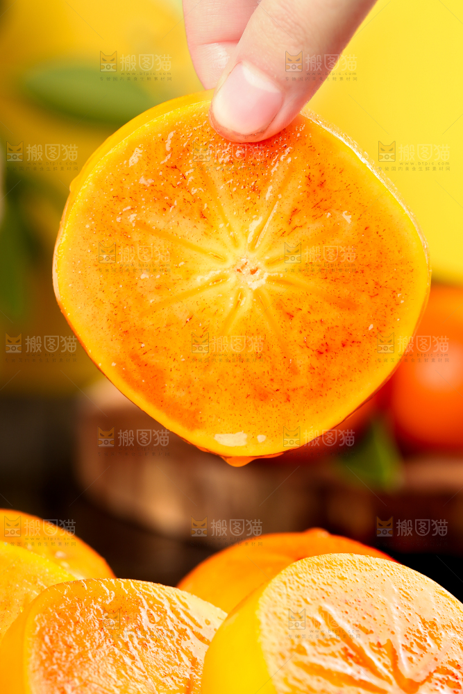手里拿着柿子