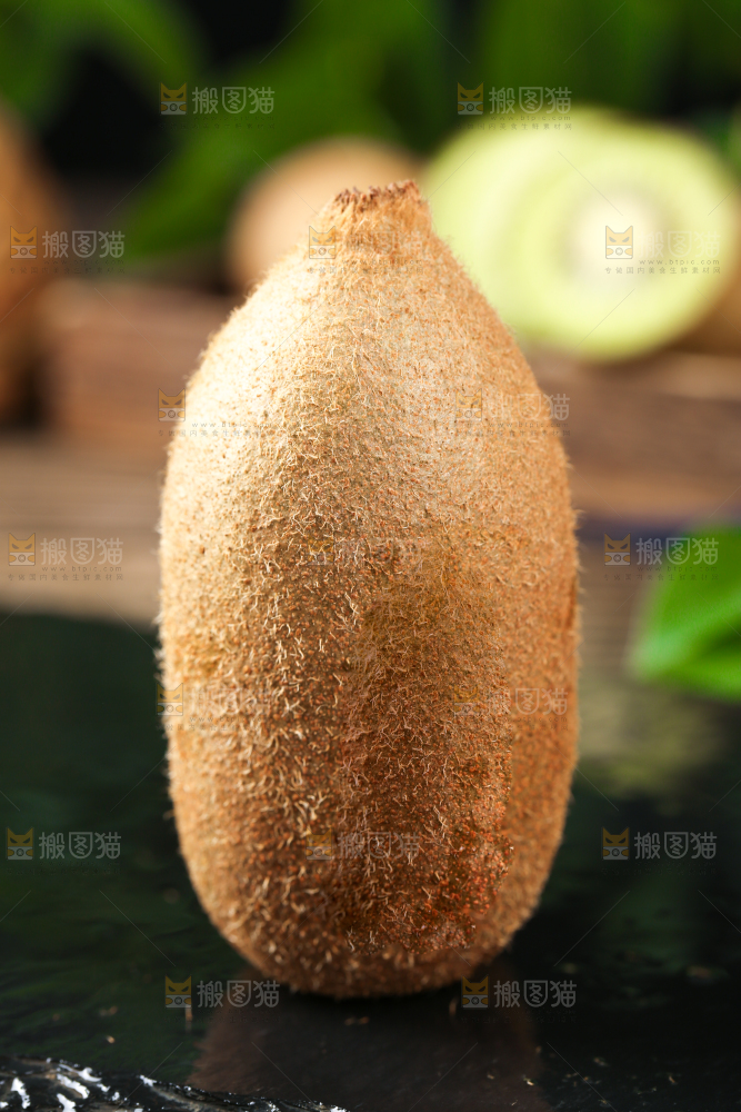 黑底上摆放着奇异果