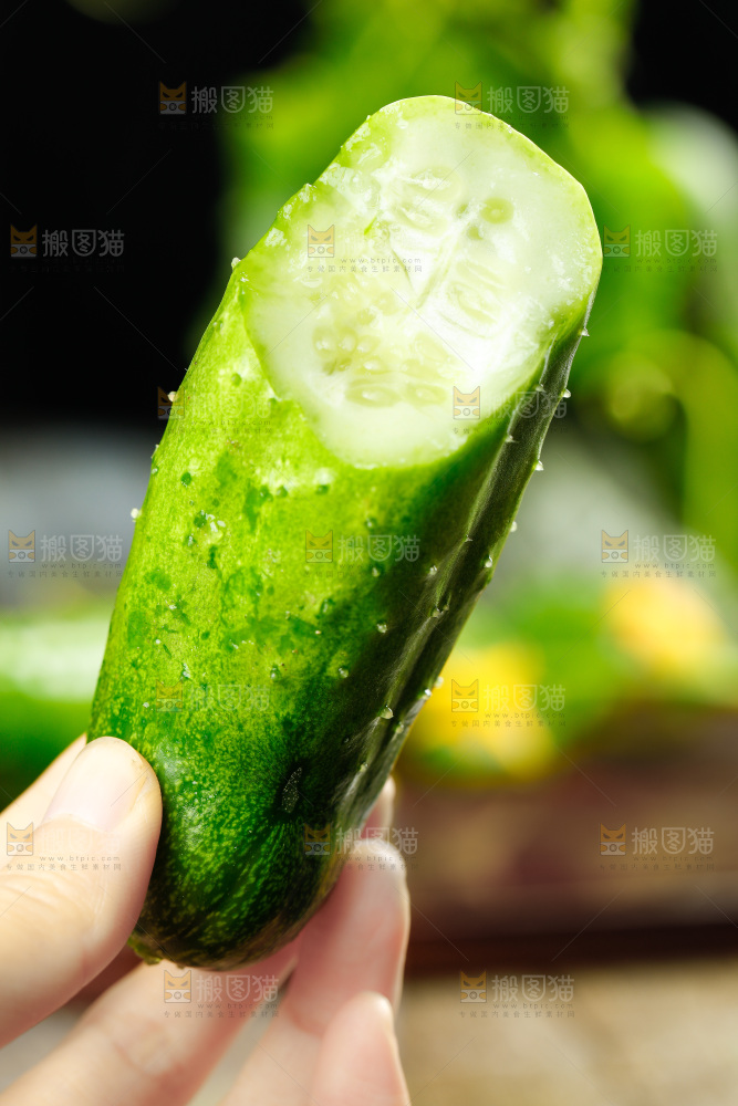 手里拿着小青瓜
