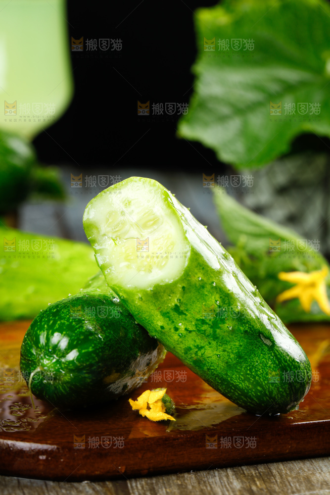 深底上摆放着小青瓜