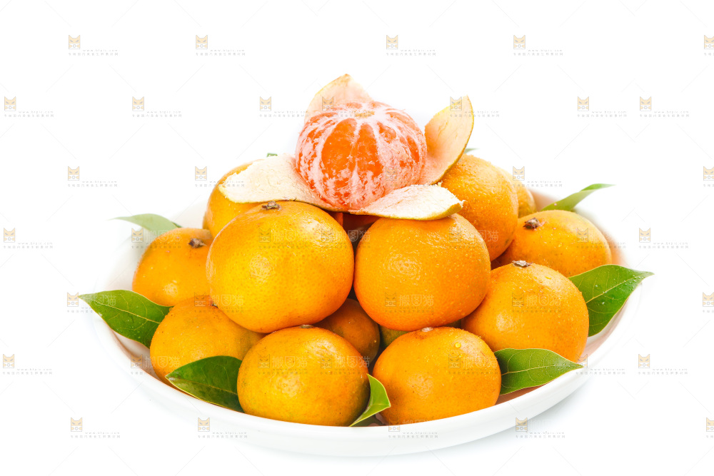 盘子里放着蜜橘