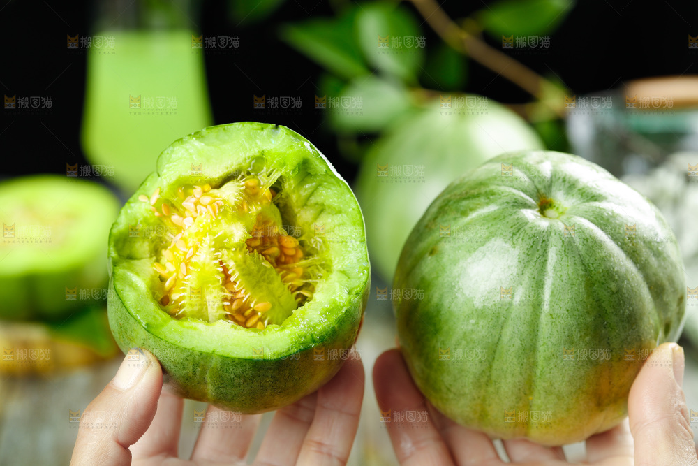 手里拿着绿宝石甜瓜