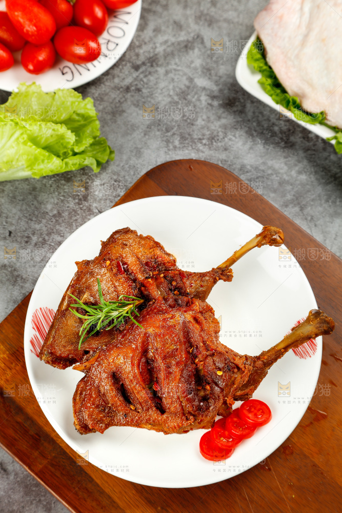 盘子里装着香辣鸡腿