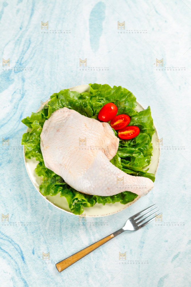 盘子里装着鸡腿