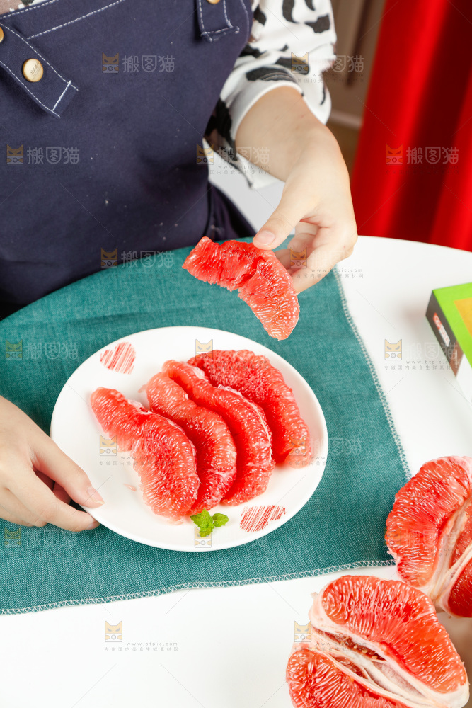碟子里放着红心蜜柚