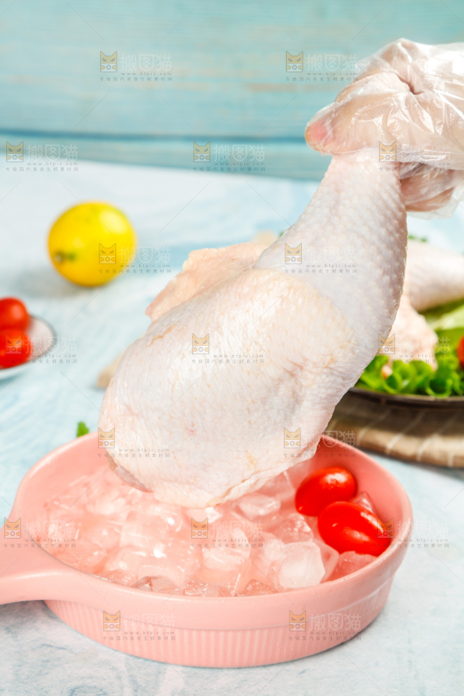手里拿着鸡腿