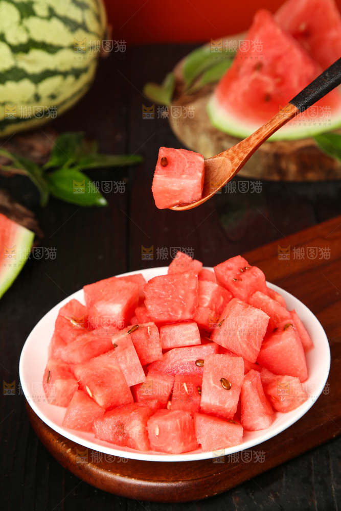手里拿着冰糖西瓜