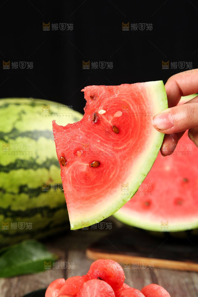 手里拿着冰糖西瓜
