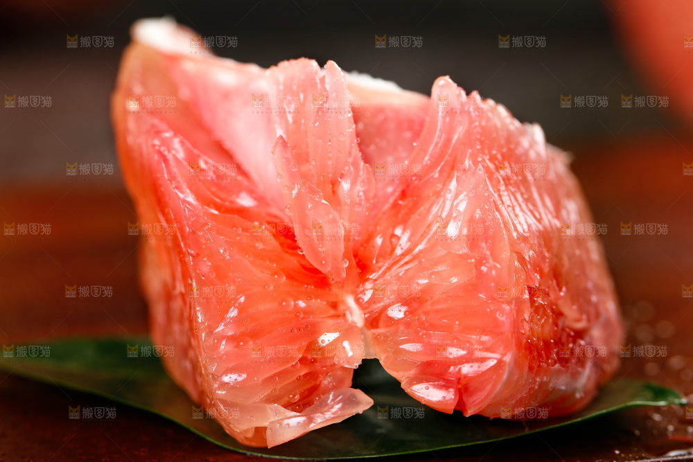 木底上摆放着红心柚子