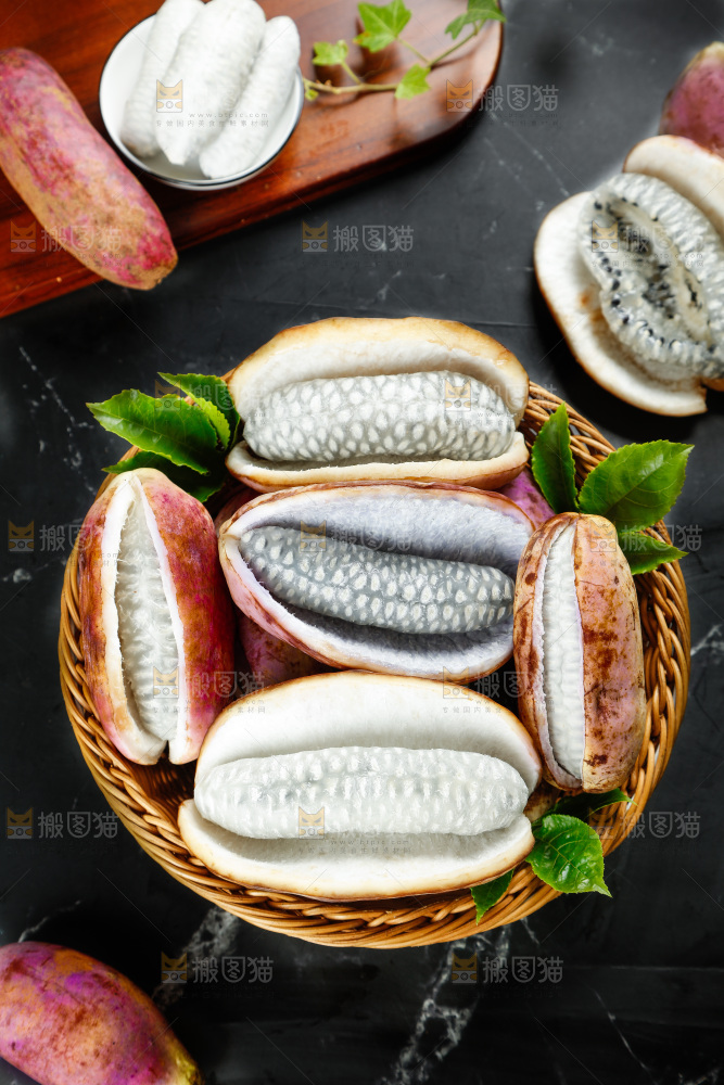 篮子里放着八月果