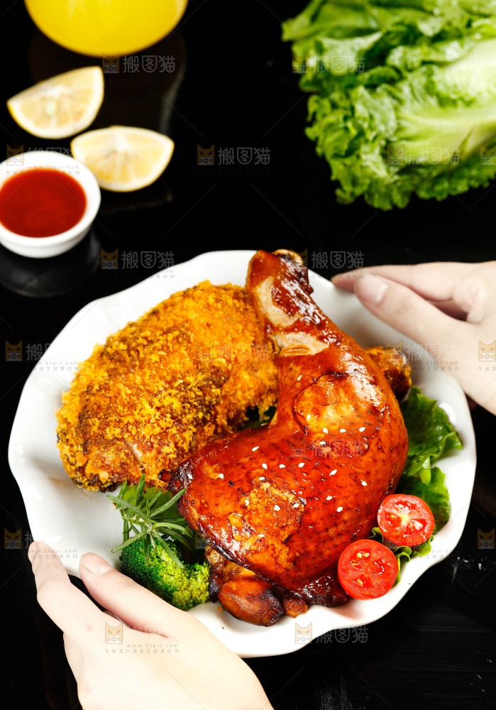 碟子里装着熟鸡腿