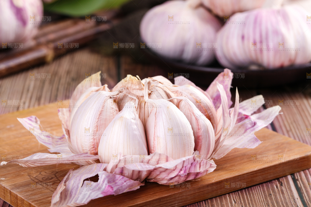 木底上摆放着大蒜