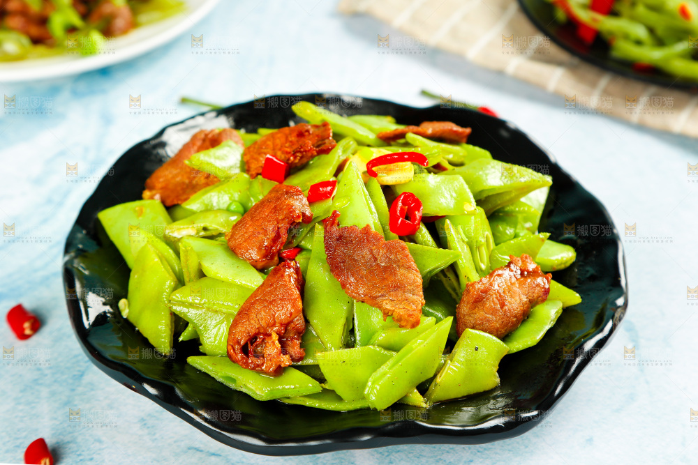 盘子里装着扁豆炒肉