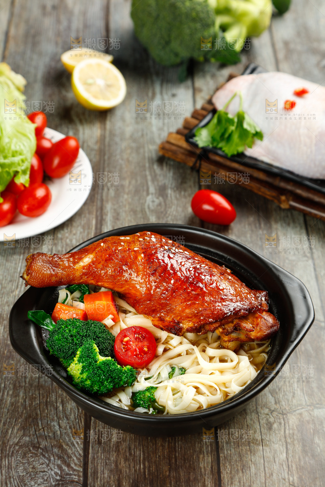 碗里装着鸡腿面