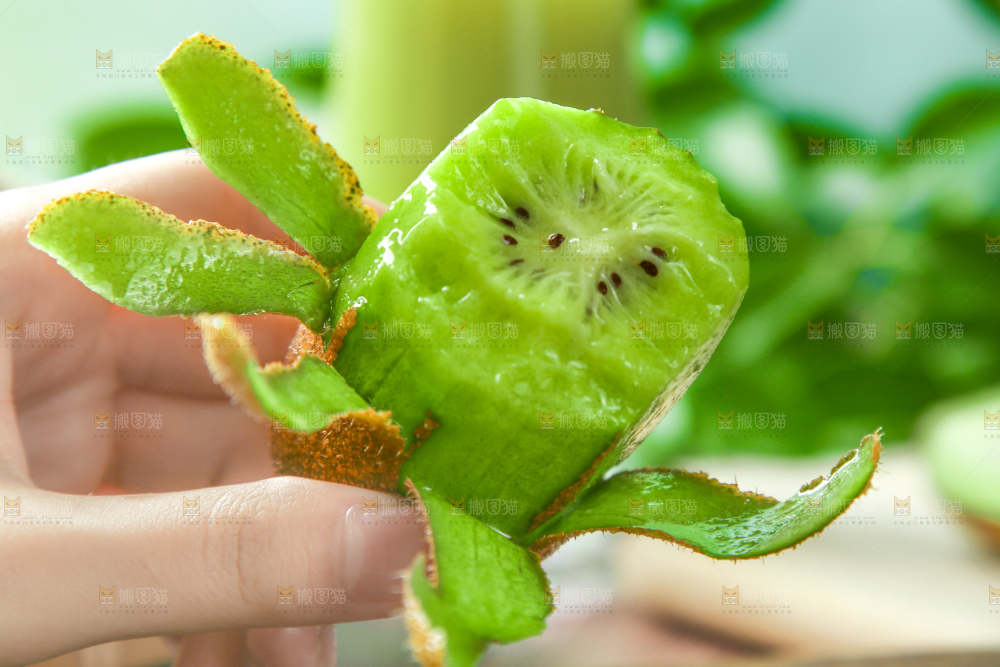 手里拿着奇异果