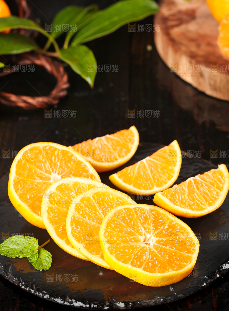 黑底上摆放着椪柑