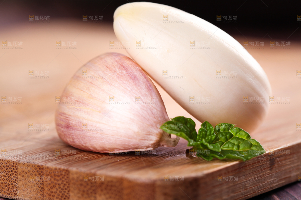木底上摆放着大蒜