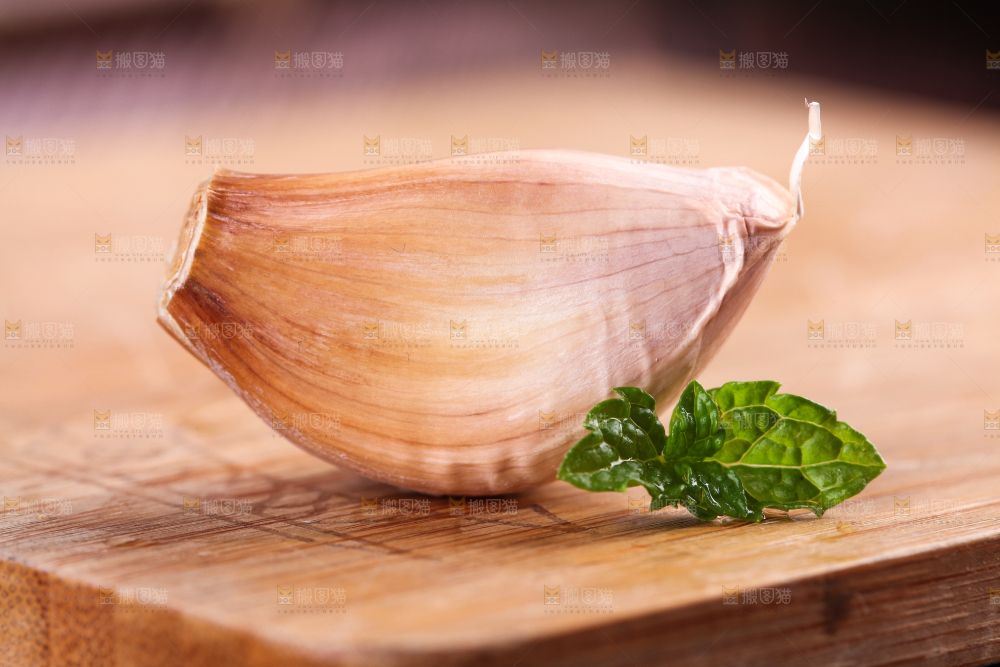 木底上摆放着大蒜