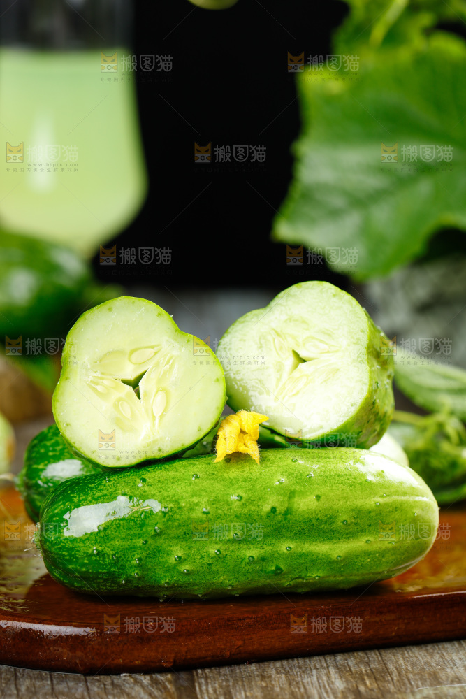 深底上摆放着小青瓜