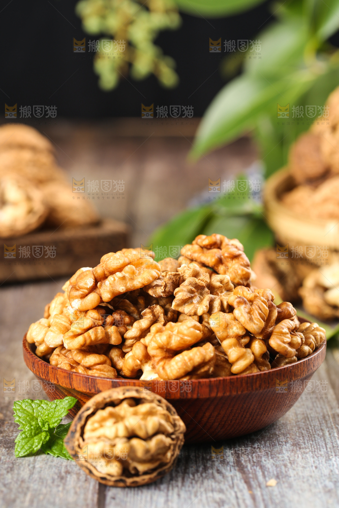 篮子里装着大核桃