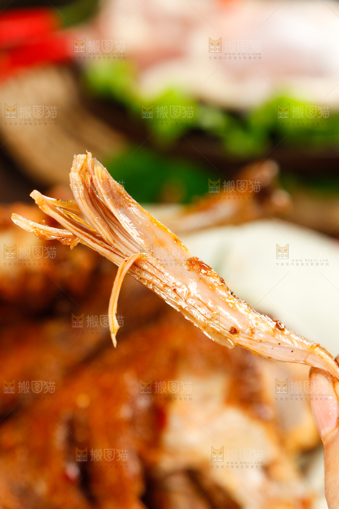 手里拿着红烧鸡腿