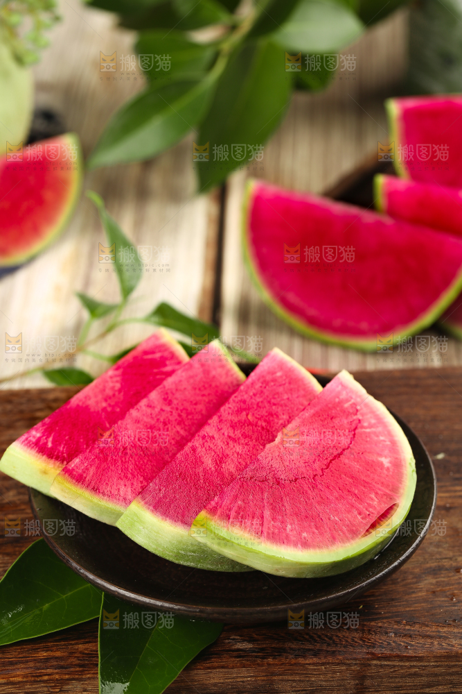 木底上摆放着心里美萝卜