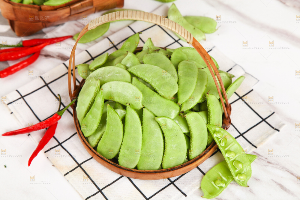 格子底上摆放着扁豆角