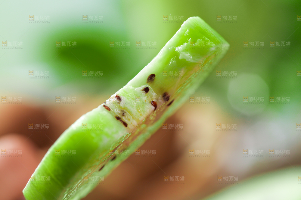 叉子叉着切片的奇异果