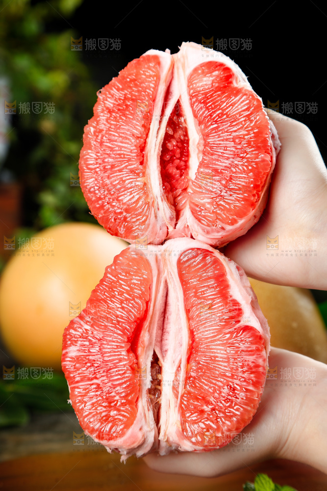 手里拿着红心蜜柚