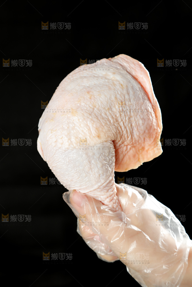 手里拿着大鸡腿