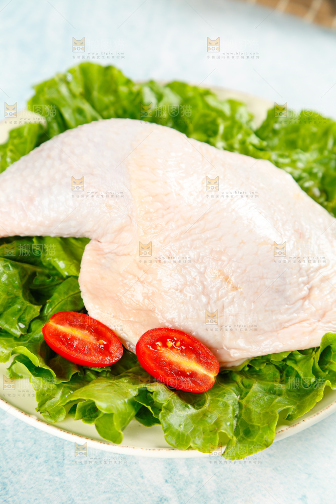盘子里装着鸡腿