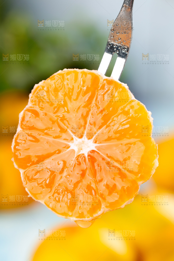 手里拿着蜜橘