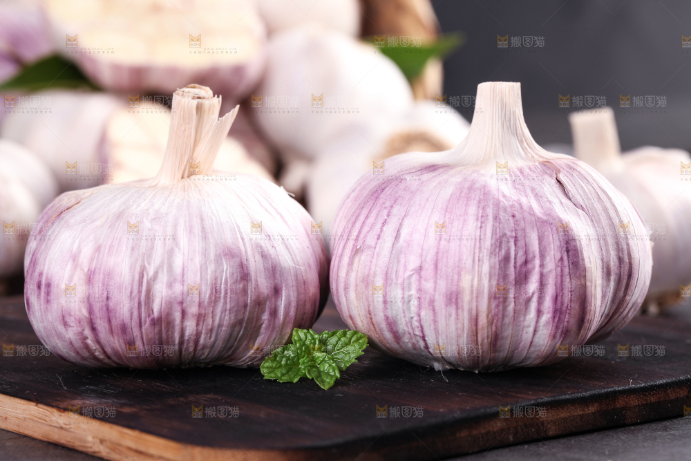 黑底上摆放着干大蒜