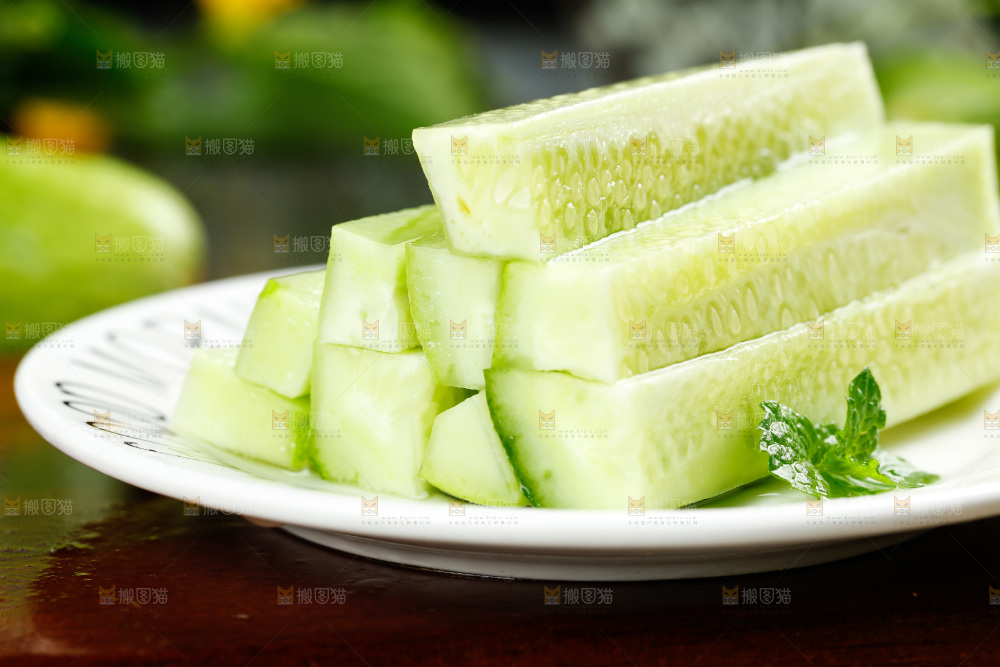 盘子里放着黄瓜